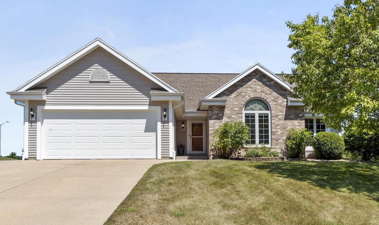 2300 E Cody Ct, Oak Creek, WI 53154