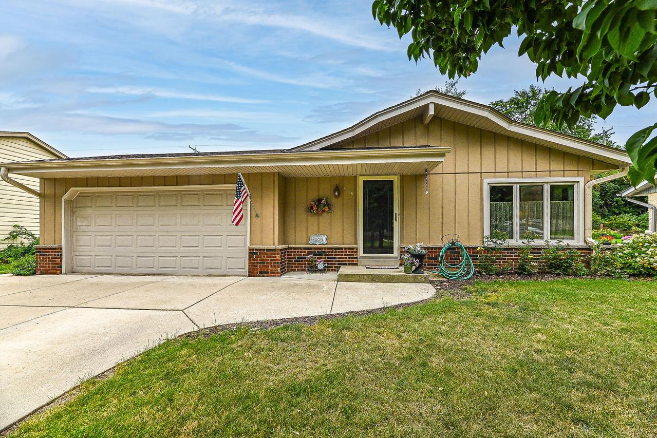 415 E Golden Ln, Oak Creek, WI 53154