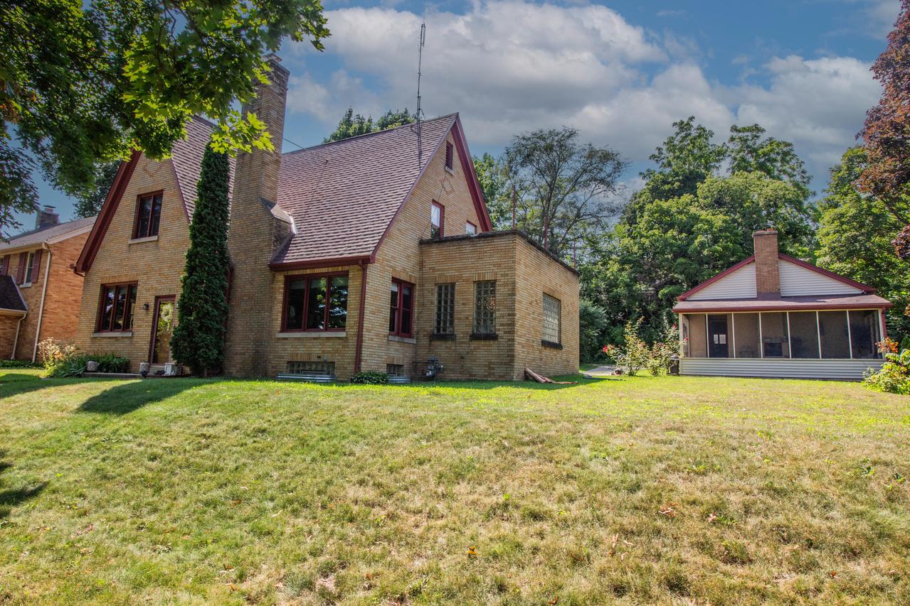 764 S 6th Ave, West Bend, WI 53095