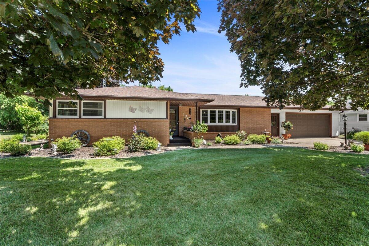 130 Crestwood Dr, Elkhart Lake, WI 53020