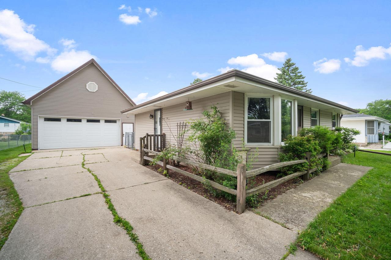 5863 S Madeline Ave, Milwaukee, WI 53221