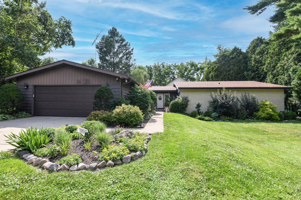 986 Indian Hills, Fontana, WI 53125