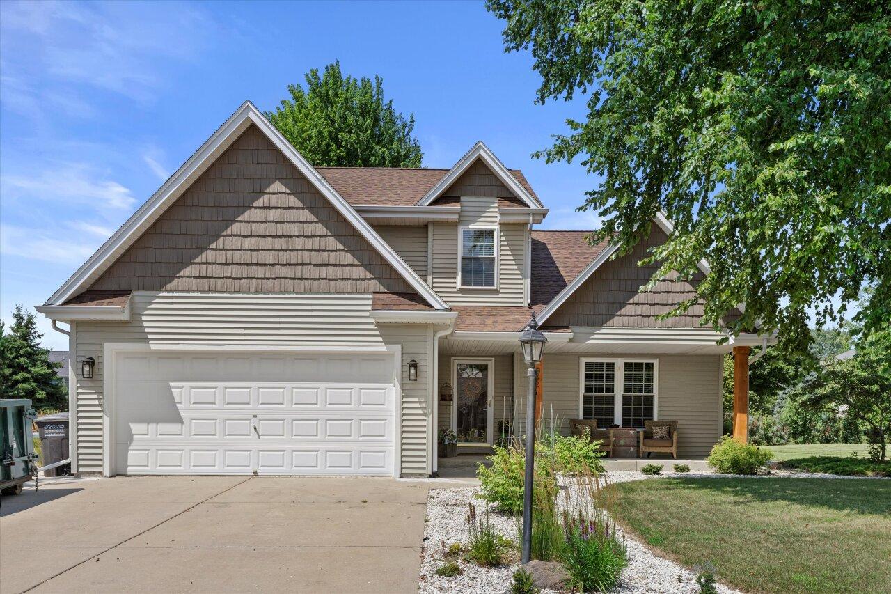 942 Spring Waters Dr, Oconomowoc, WI 53066