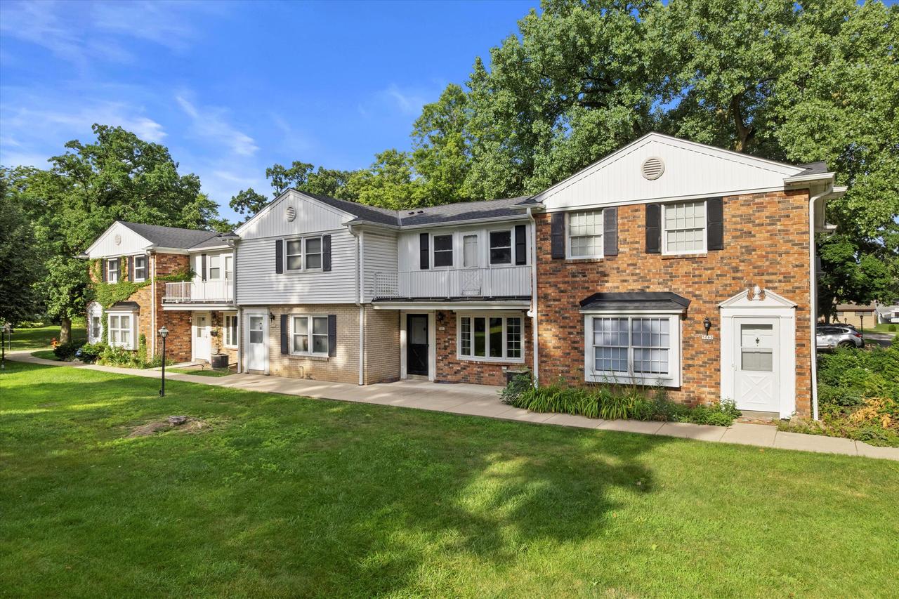5062 W Colonial Ct, Greenfield, WI 53220