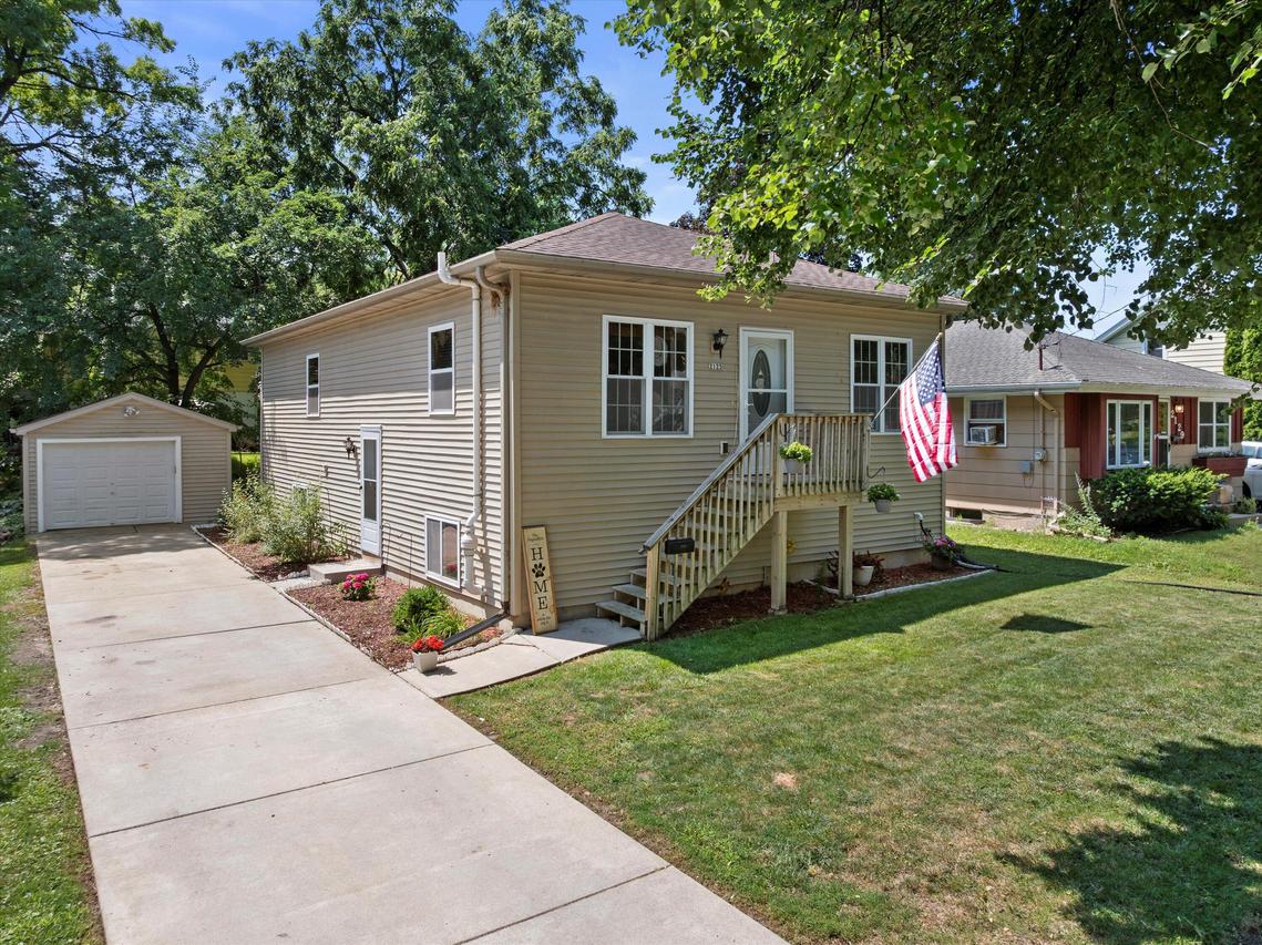 2125 Oaklawn Ave, Waukesha, WI 53188