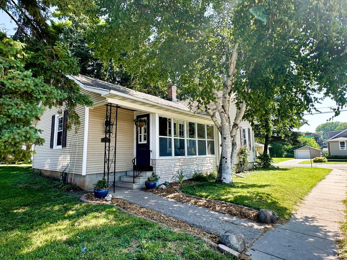 704 Bismarck Ave, Oshkosh, WI 54902