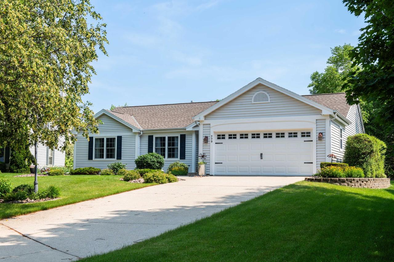 779 Holly Patch Ct, Pewaukee, WI 53072