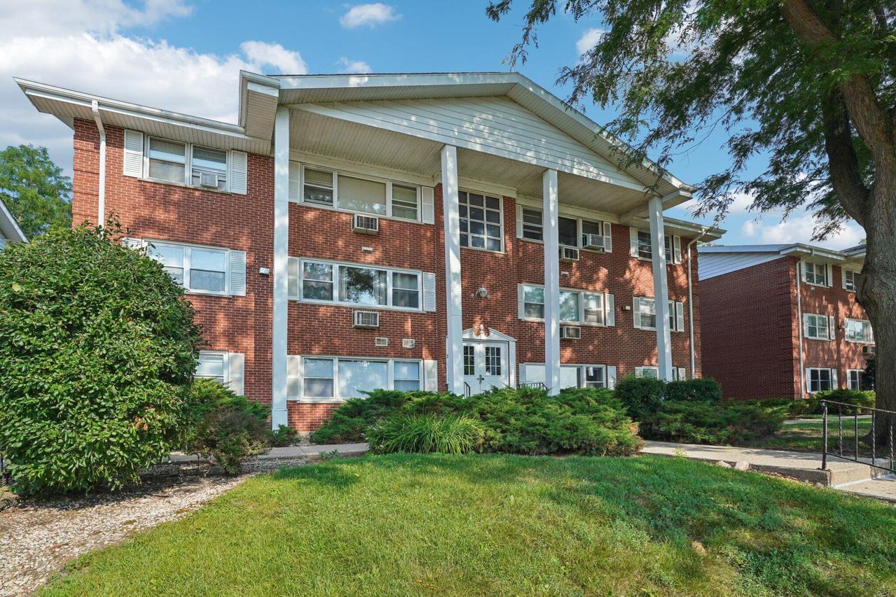 215 Country Club #1B, Lake Geneva, WI 53147
