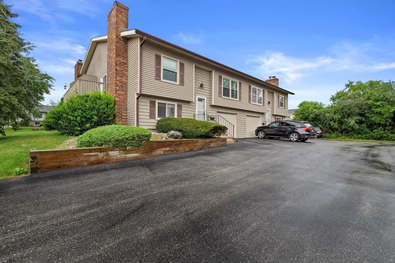 10230 W Parkedge Cir, Franklin, WI 53132