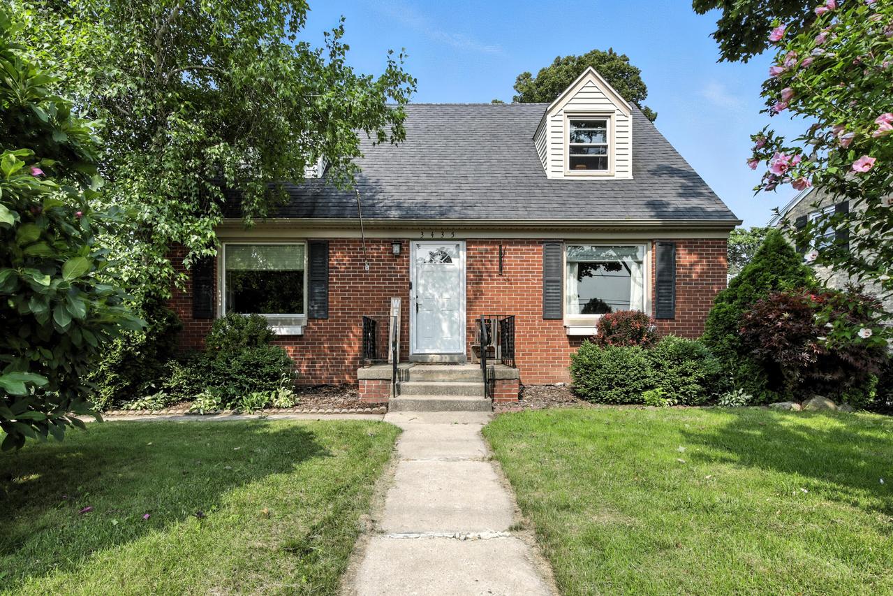3435 S 43rd St, Greenfield, WI 53219