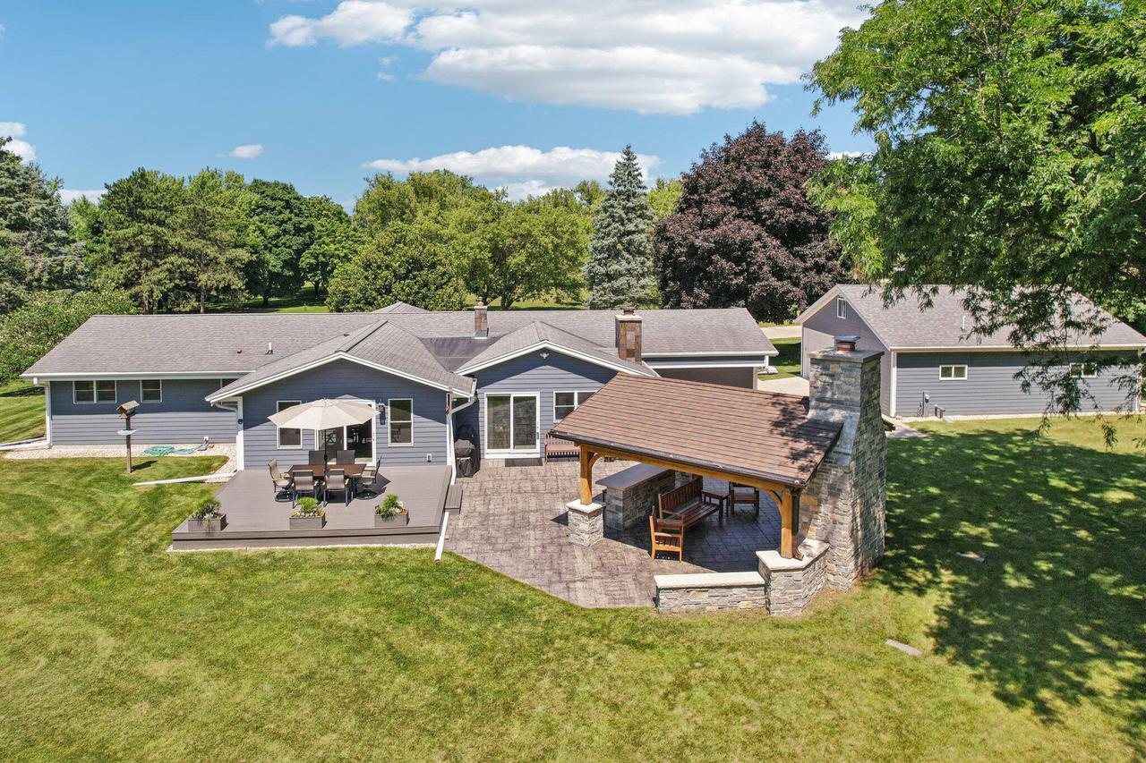 1402 Parry Ln, Delafield, WI 53029