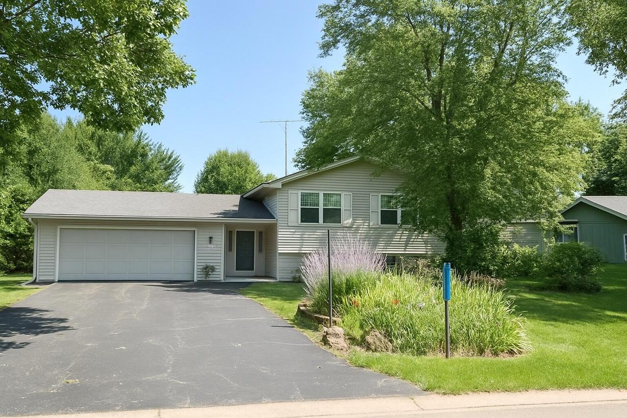 1076 N School St, Salem Lakes, WI 53170