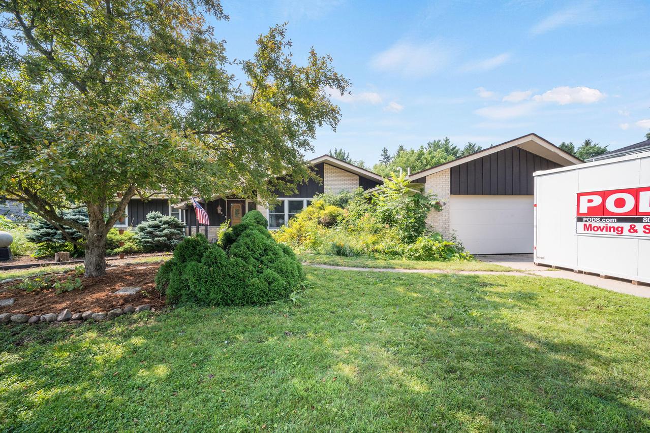 9101 W Glenwood Dr, Greendale, WI 53129