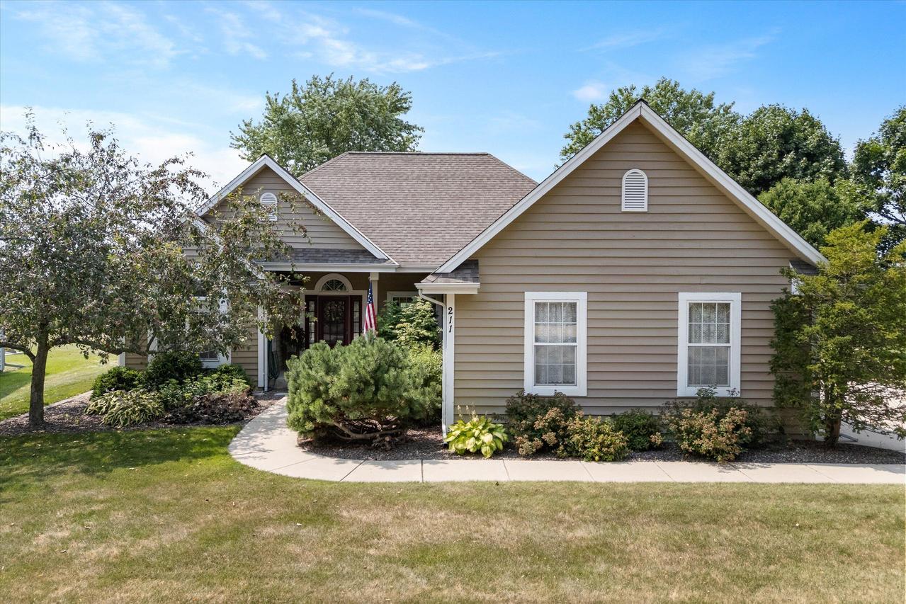 211 S Cottrell Dr, Saukville, WI 53080