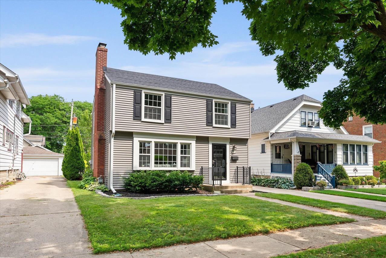 2624 N 70th St, Wauwatosa, WI 53213