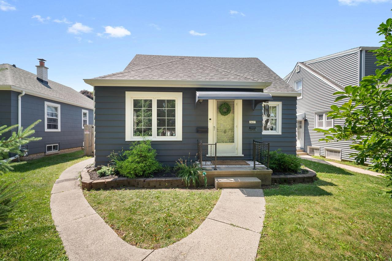2427 S 61st St, West Allis, WI 53219