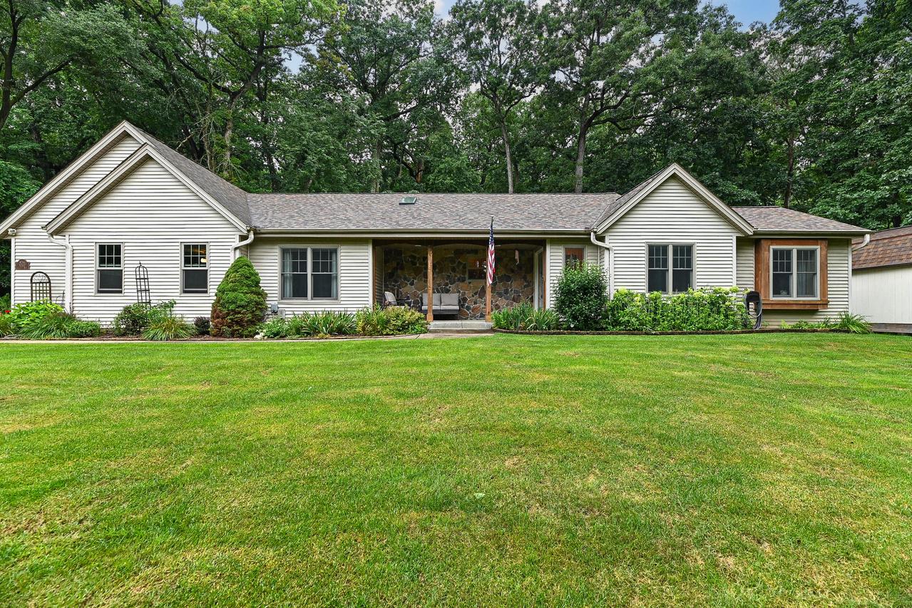 W294N3107 Bittersweet Ln, Delafield, WI 53072