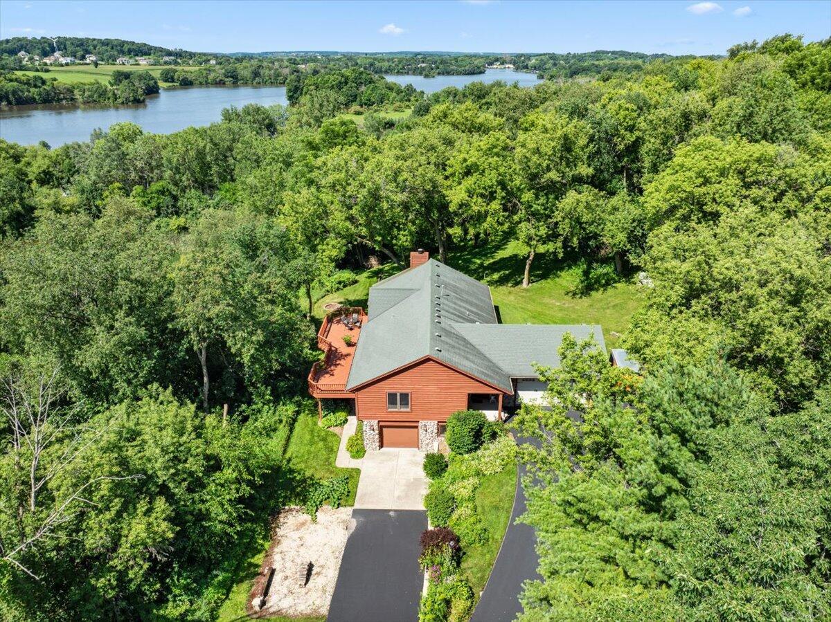 W1974 Pond Rd, Rubicon, WI 53078