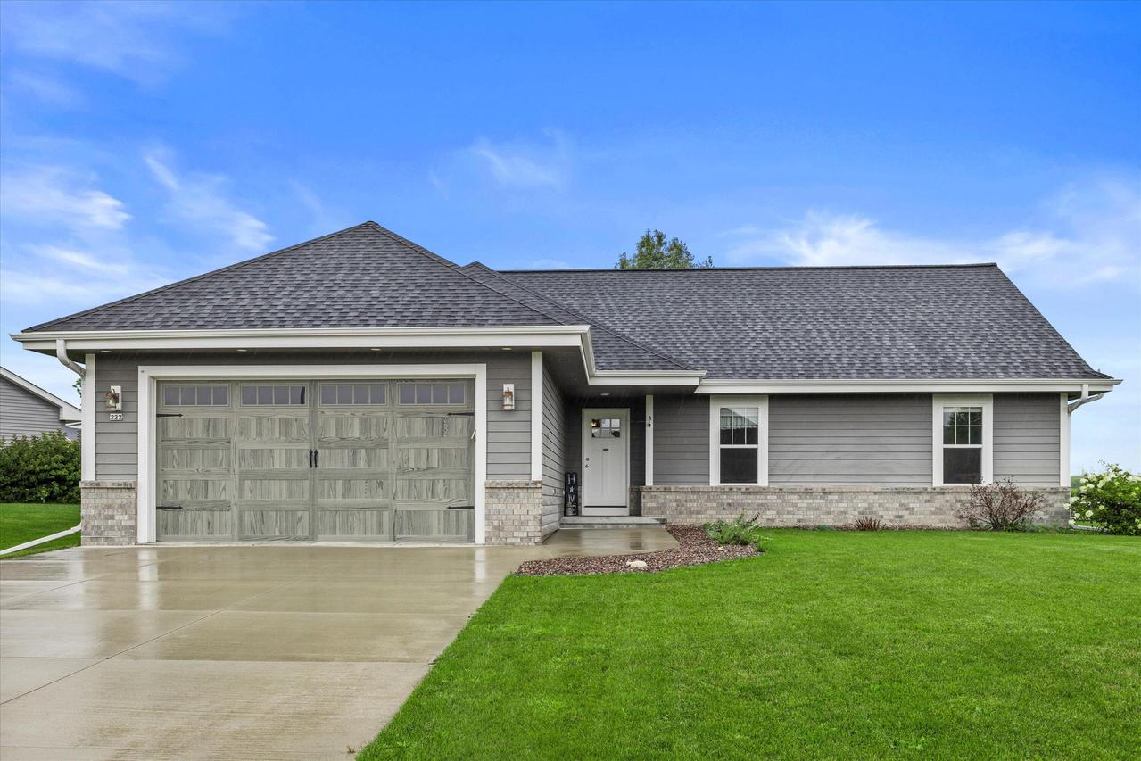 232 E Farmstead Dr, Slinger, WI 53086