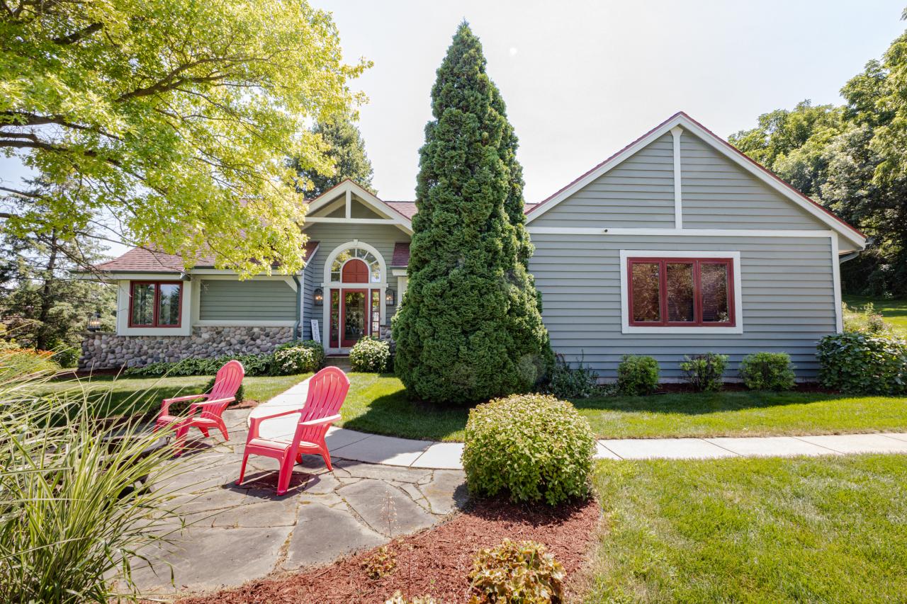 S85W32471 Joshua Dr, Mukwonago, WI 53149