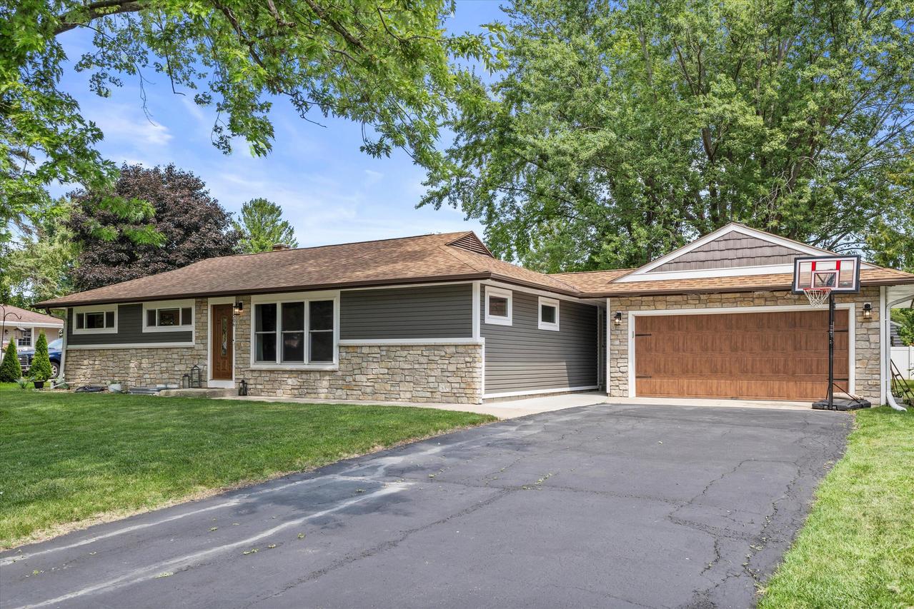 1506 S Green Ridge, New Berlin, WI 53151