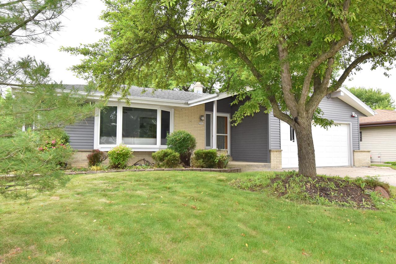 2091 E Spruce Ct, Oak Creek, WI 53154