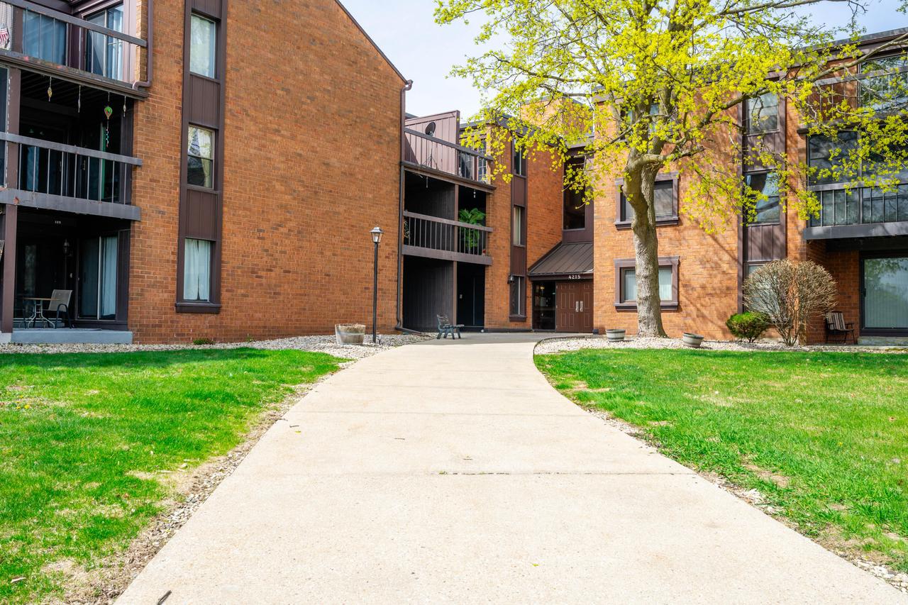 4215 N 100th St #302, Milwaukee, WI 53222