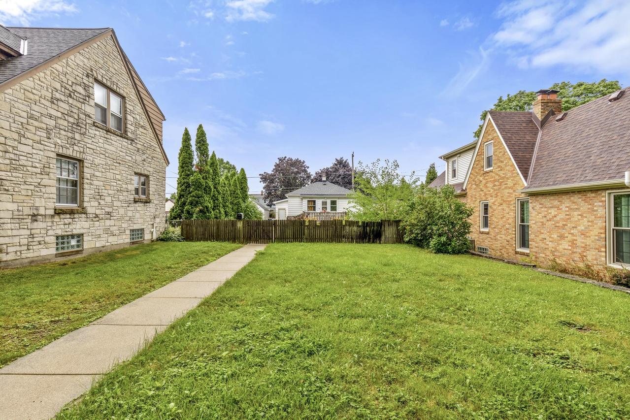 2407 S 79th St, West Allis, WI 53219