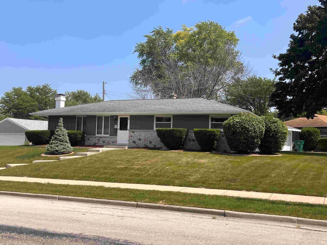 W149N8230 Norman Dr, Menomonee Falls, WI 53051