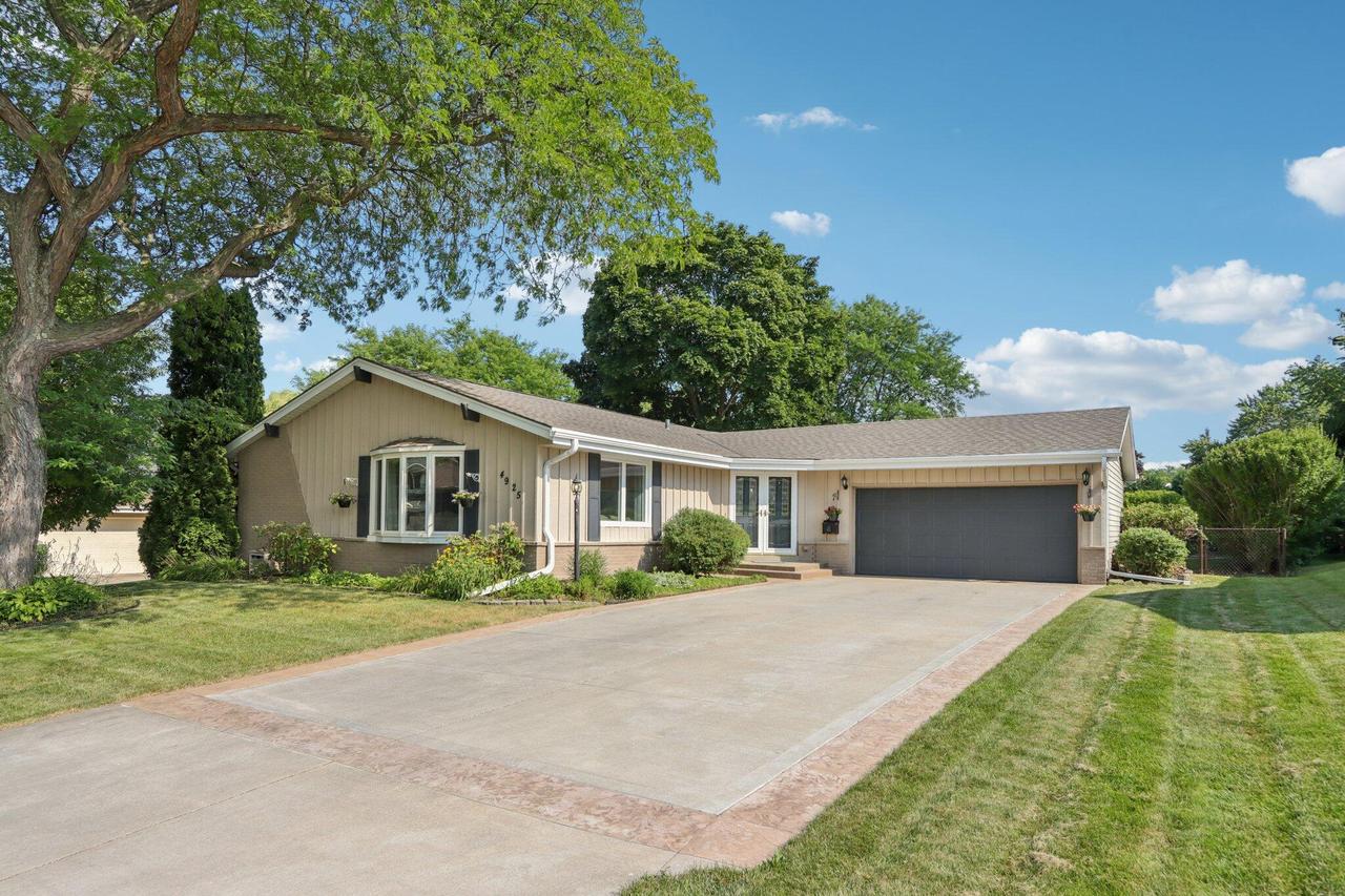 4925 Saxony Ln, Greendale, WI 53129