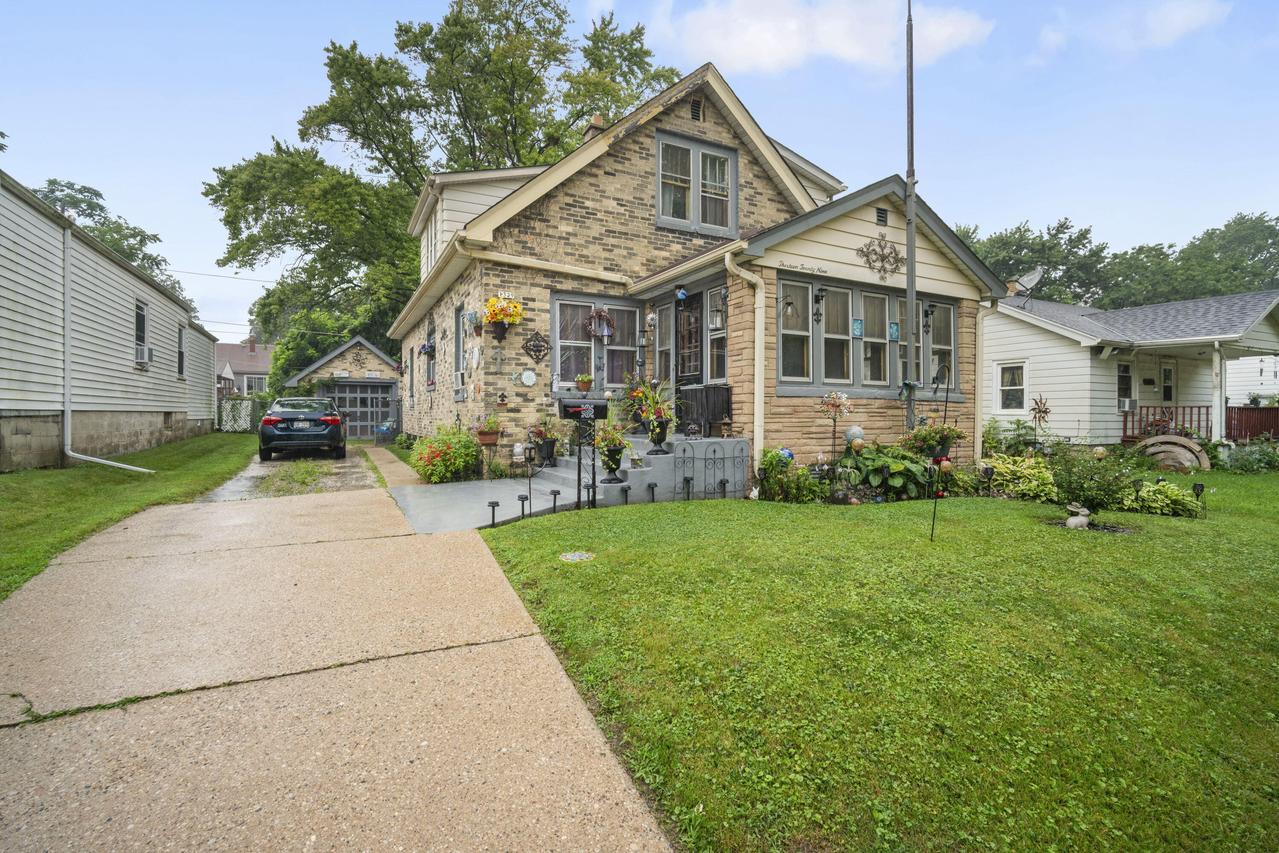 1329 S 89th St, West Allis, WI 53214