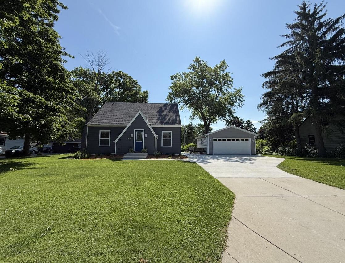 5656 S 42nd St, Greenfield, WI 53221