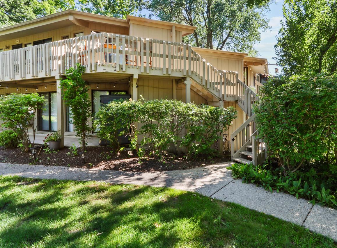 710 Country Club #H, Fontana, WI 53125