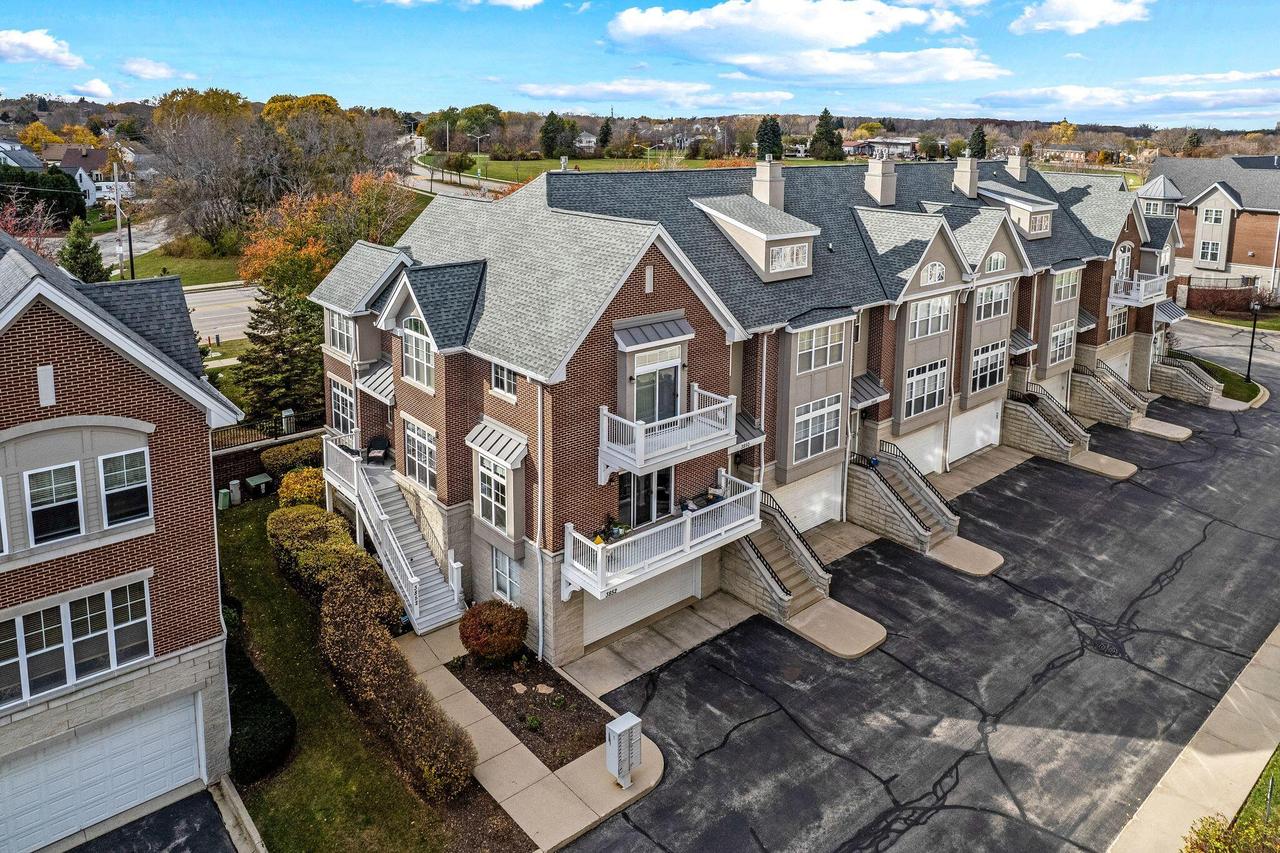 3852 S Lake Dr, Saint Francis, WI 53235