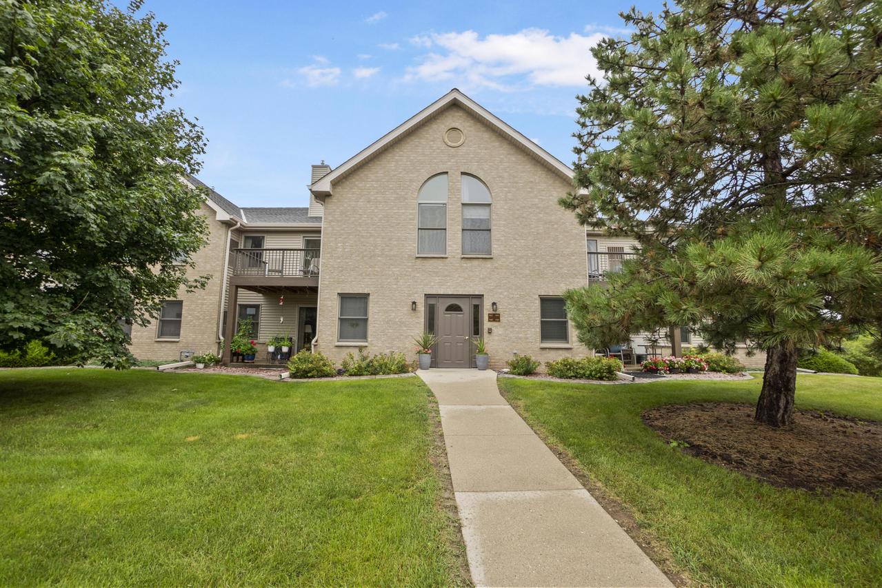 942 Oconomowoc Pkwy, Oconomowoc, WI 53066