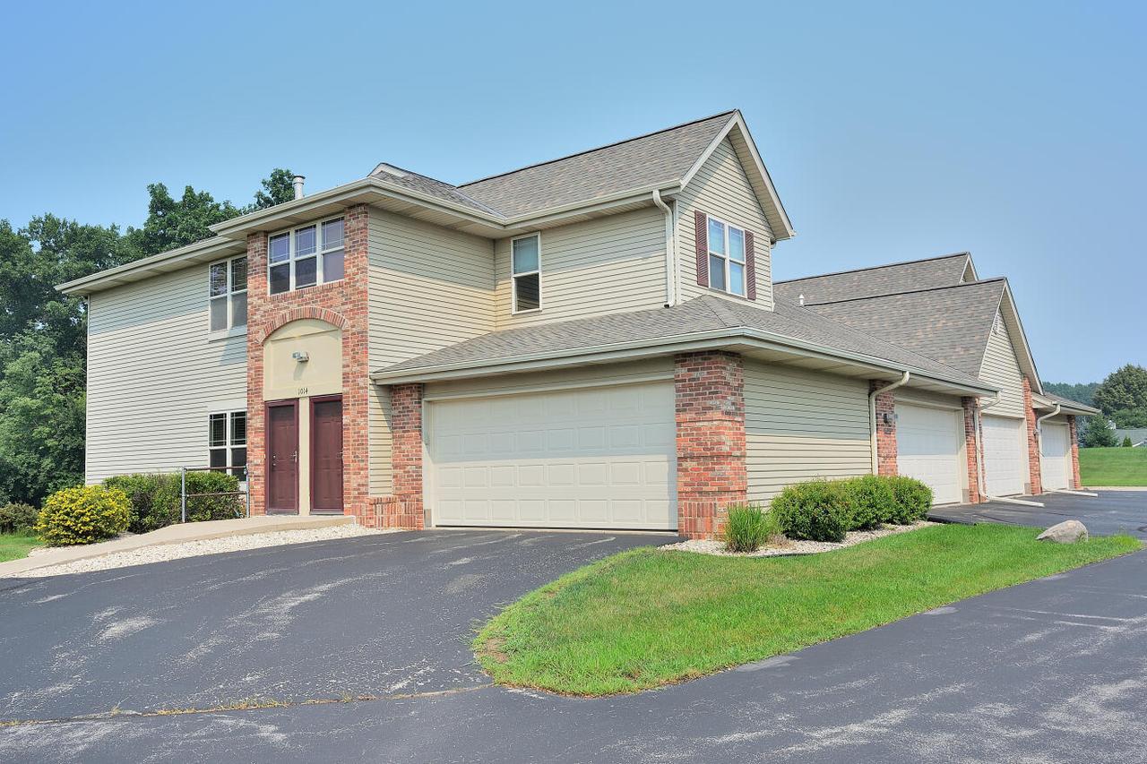 1014 E Woodview Ct #1, Slinger, WI 53086