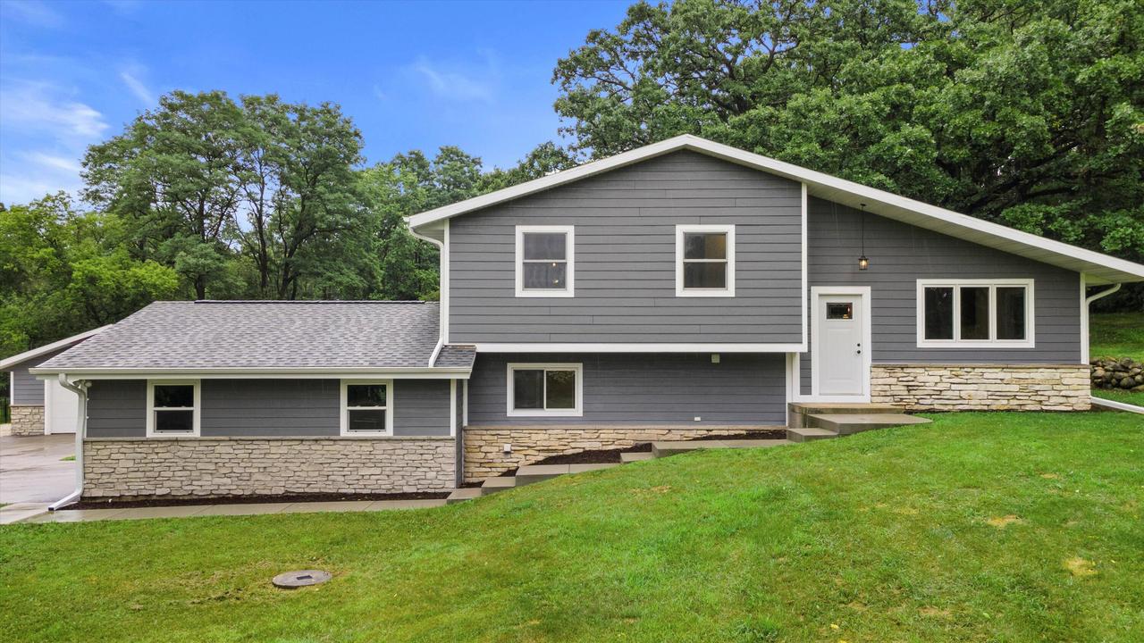 W314S8090 Whitmore Rd, Mukwonago, WI 53149