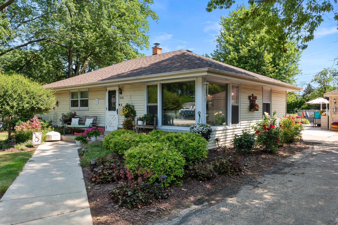 4646 S 36th St, Greenfield, WI 53221