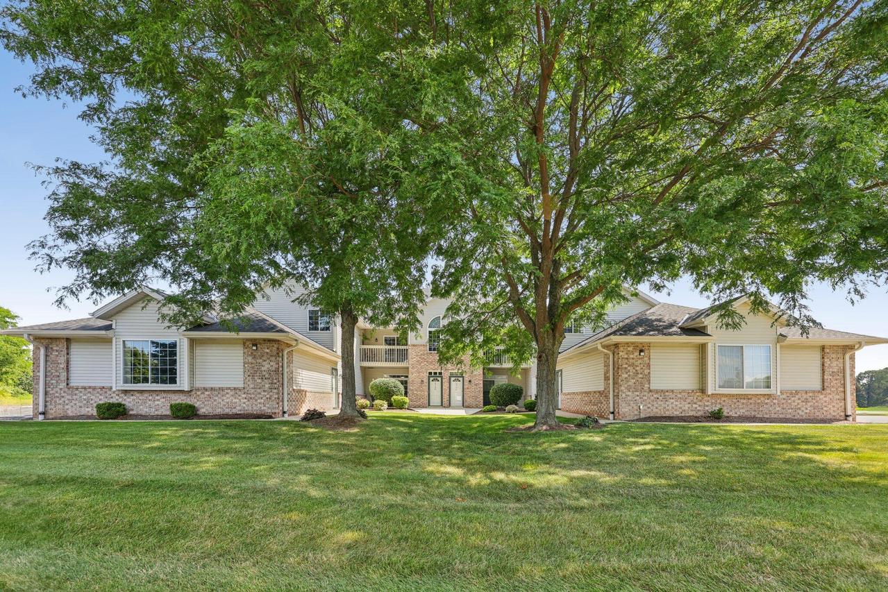 4740 W Maple Leaf Cir, Greenfield, WI 53220