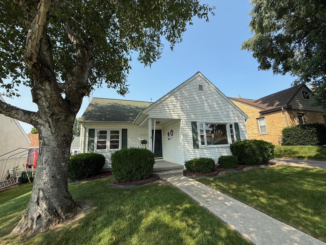 1018 Pine St, Manitowoc, WI 54220