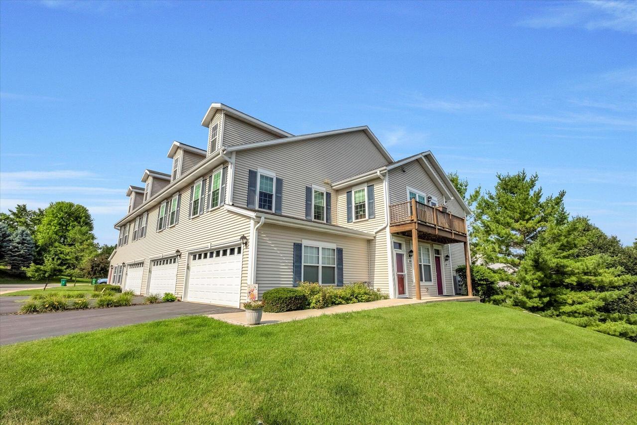 1203 Woodbury Cmn #D, Waukesha, WI 53189