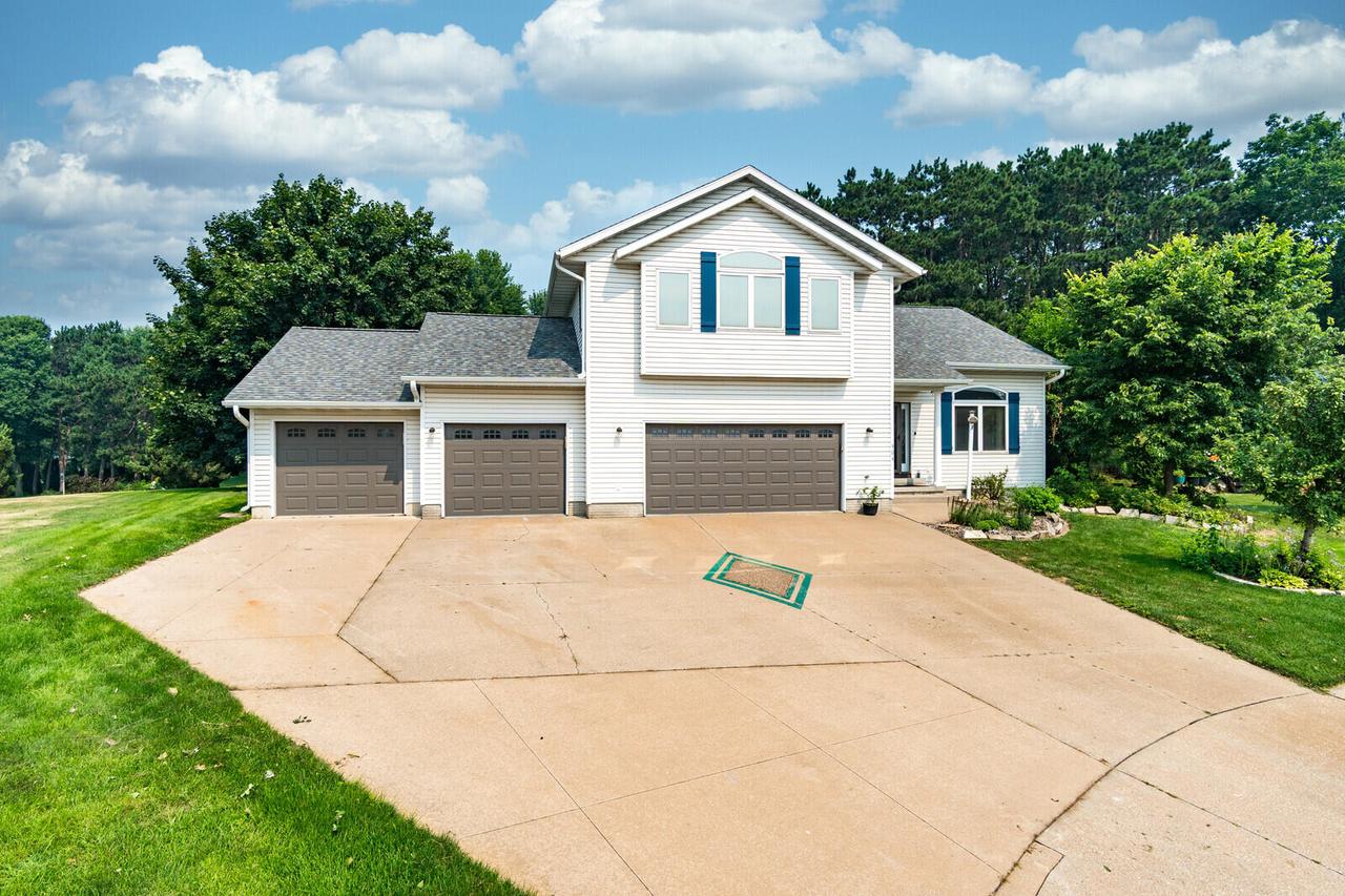 404 Hunter Ct, Holmen, WI 54636