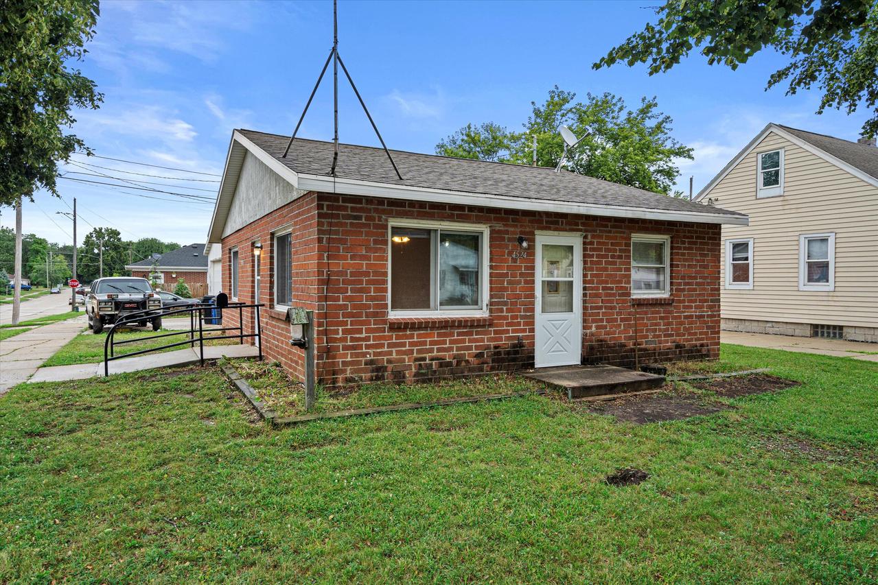 4524 17th St, Racine, WI 53405
