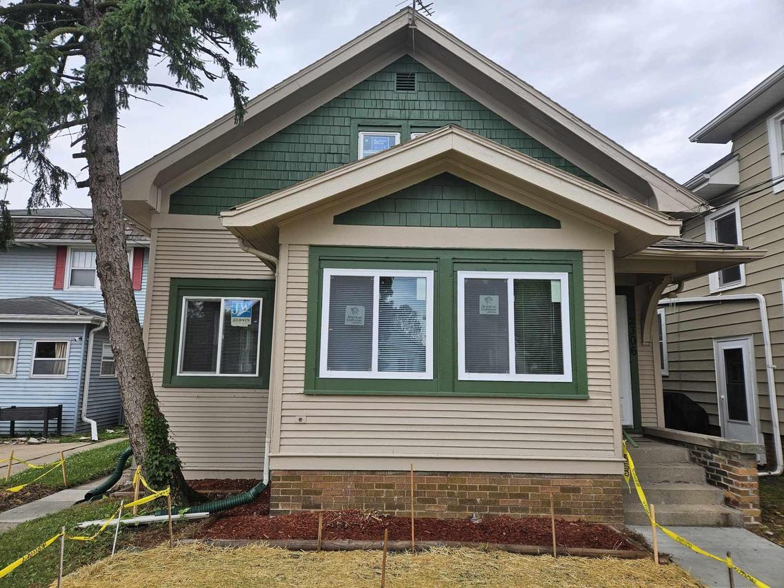 2306 Taylor Ave, Racine, WI 53403