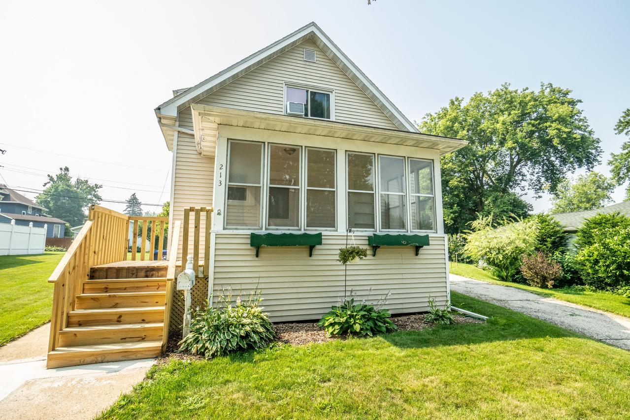 213 W Walnut St, Horicon, WI 53032