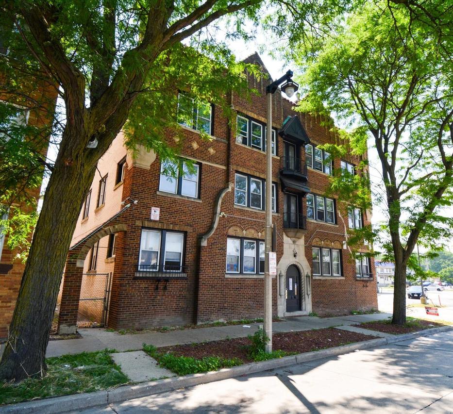 2613 W Capitol Dr, Milwaukee, WI 53206