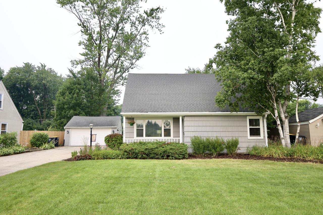 4641 N 100th St, Wauwatosa, WI 53225