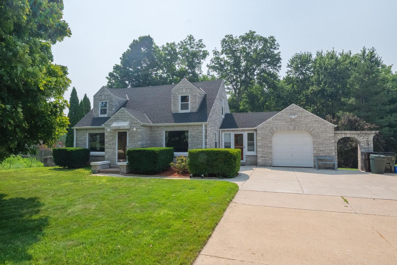 4075 S 124th St, New Berlin, WI 53228