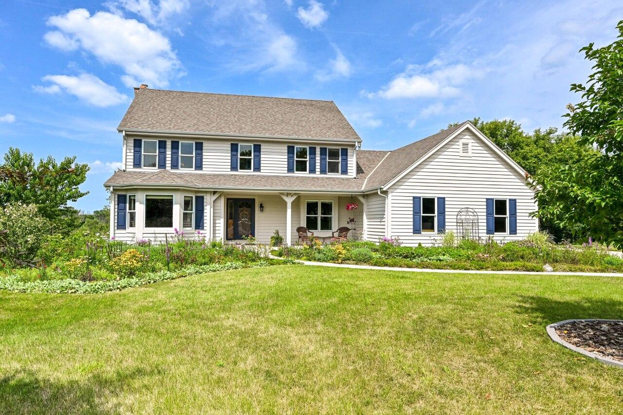 W248S6006 Deerfield Cir, Waukesha, WI 53189