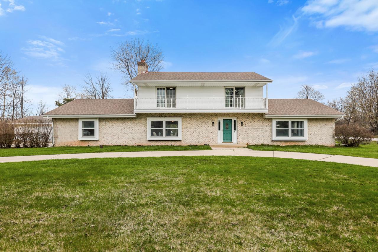 812 W Glen Oaks Ln, Mequon, WI 53092